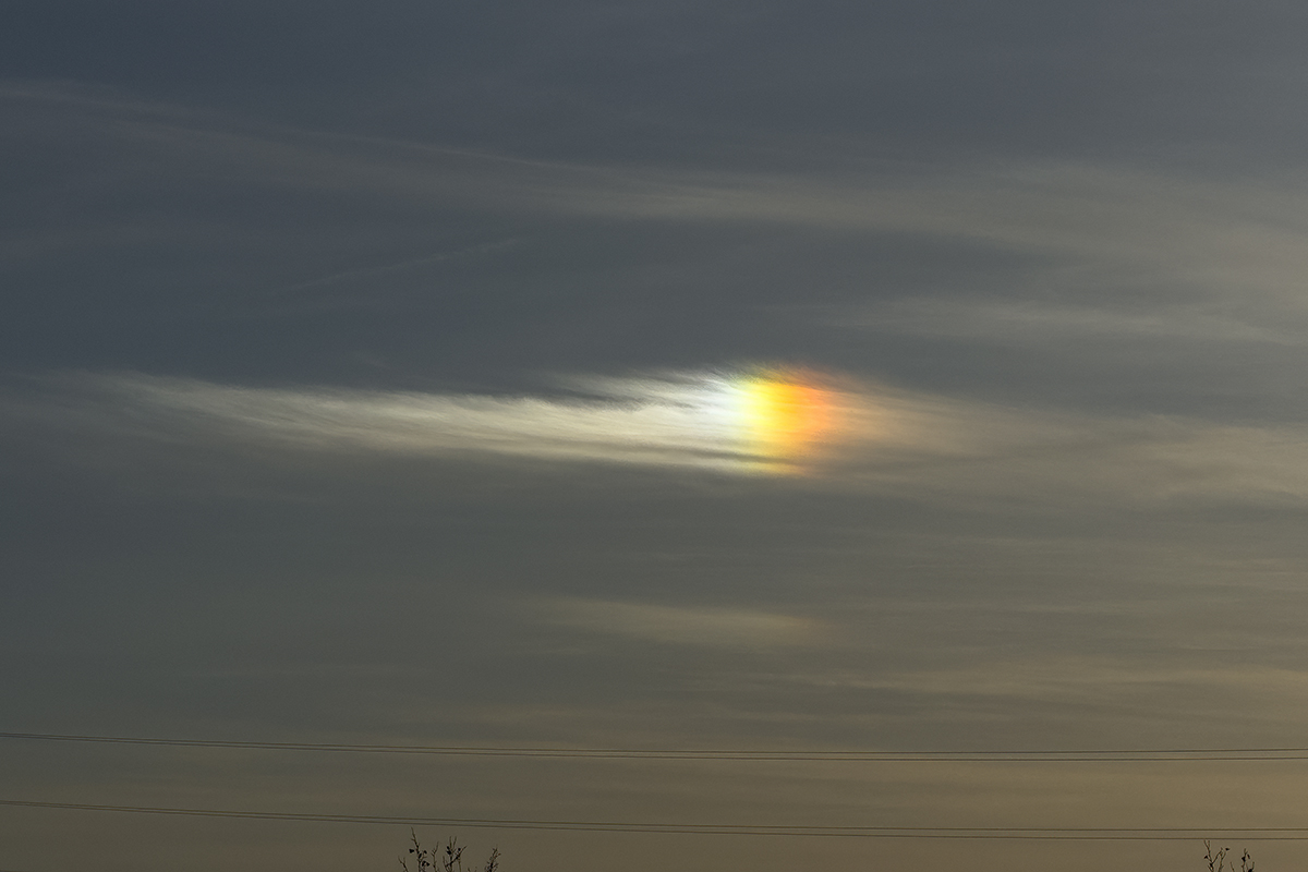 Se formó un reflejo del sol en el cielo que tenía la forma de un fastasma con la cabeza en colores.
