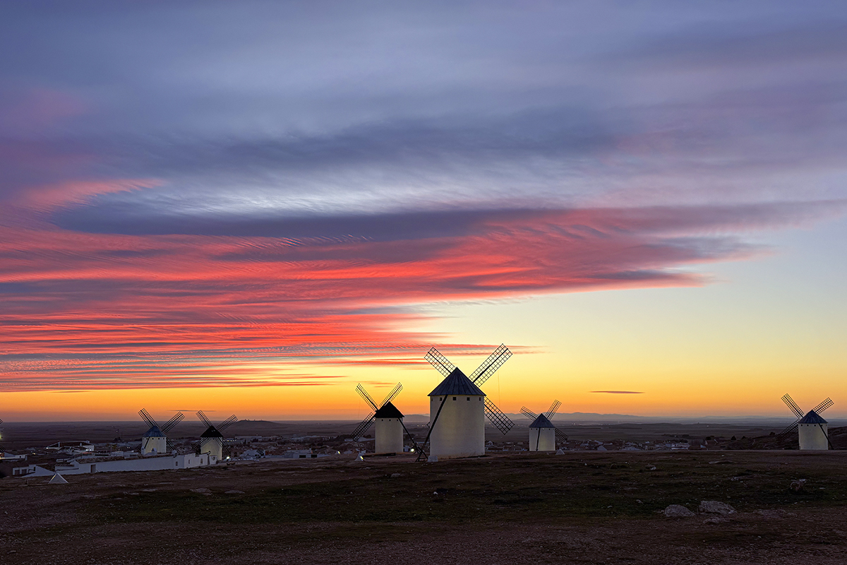 Después de la puesta de sol, las nubes se empezaron a teñir de colores y la forma de esta nube parecía un frenazo en seco en el cielo.
