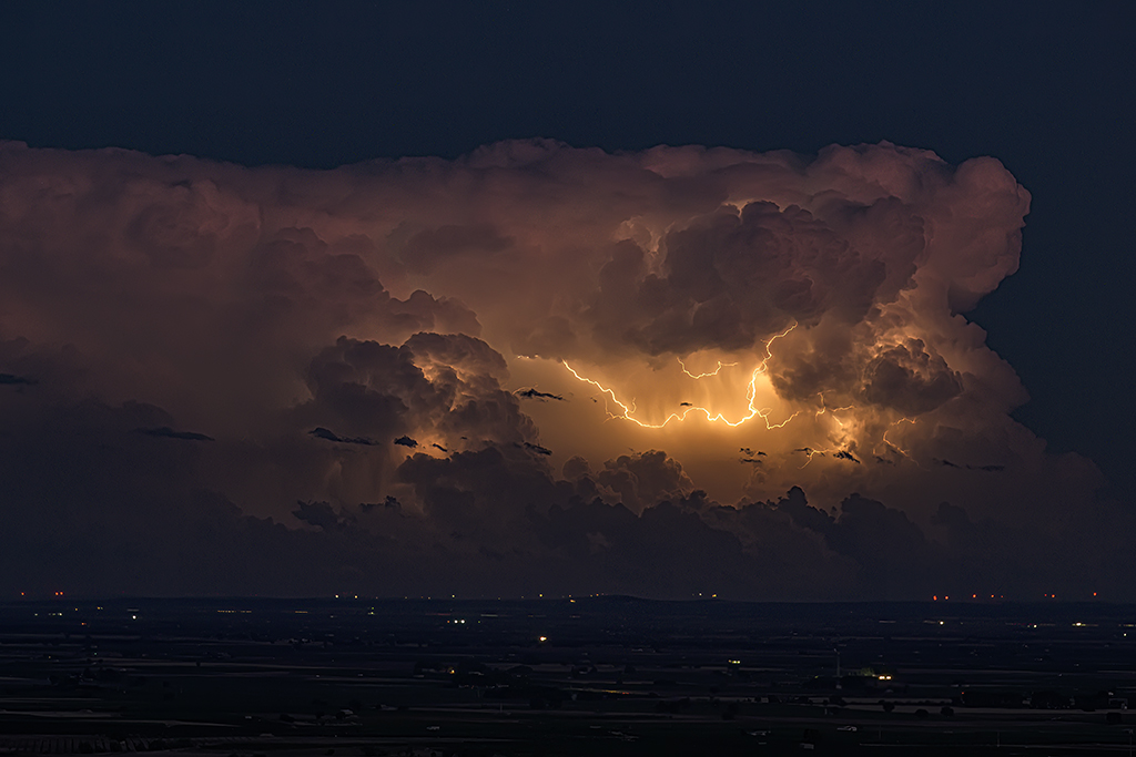 Esta tormenta, que se estaba produciendo sobre la provincia de Albacete, la pude capturar a más de 100 kms y ese rayo que se produjo parecía el filamento de una bombilla iluminando la nube en su interior.
