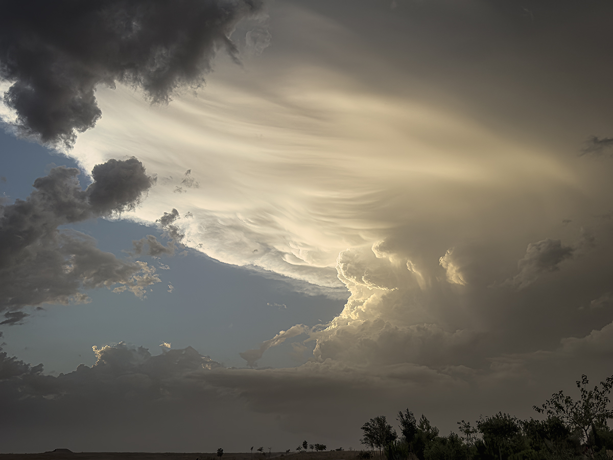 En otra tarde de tormentas en La Mancha se abre un claro que deja una ventana de luz entre tantas sombras.
