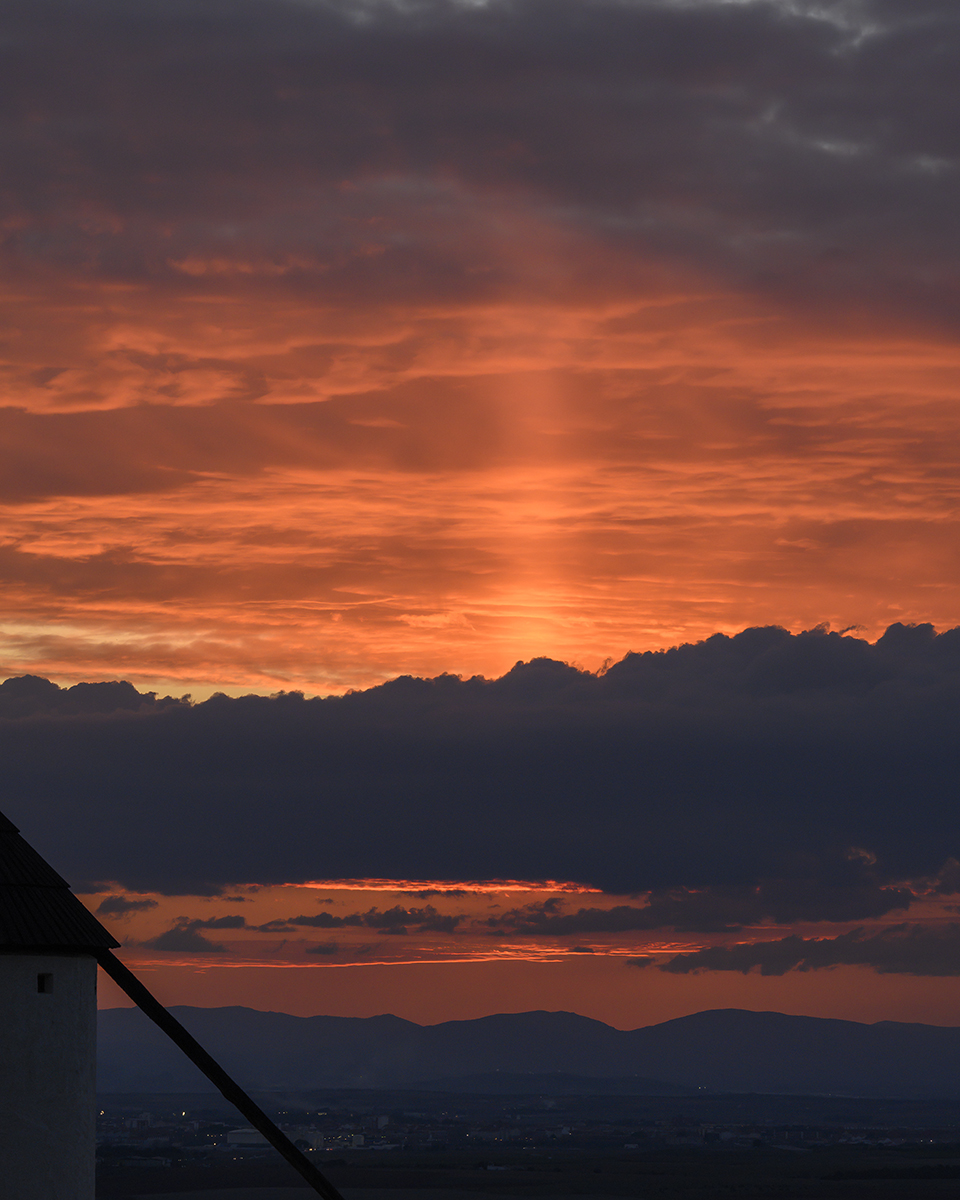 Después de ponerse el sol por el horizonte se formó una columna de luz que reflejaba en las nubes con mucha intensidad.
