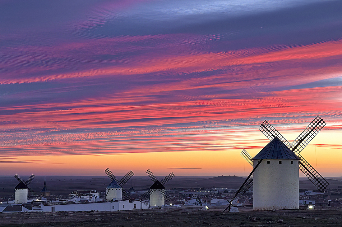 Unos minutos después de la puesta de sol la nubes empezaron a teñirse de colores y con una rayas horizontales que parecían trazos de pintura.
