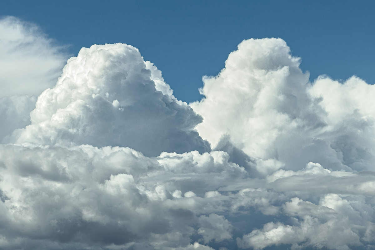 Una tormenta que se estaba formando tenía esa curiosa pareja de nubes que crecían con forma de pirámide.
