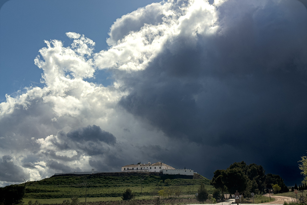 La oscura tormenta que se acercaba a la ermita contrastaba con la luz del sol que había en ese momento.
