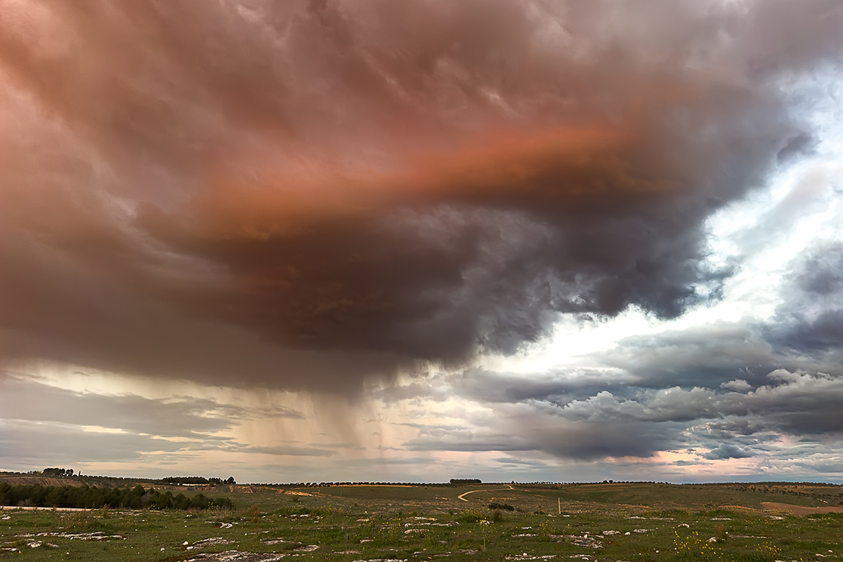 Esta nube se teñía de color al ponerse el sol mientras iba soltado algunas cortinas de lluvia.
