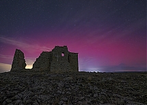 Aurora_boreal_sobre_las_ruinas.jpg