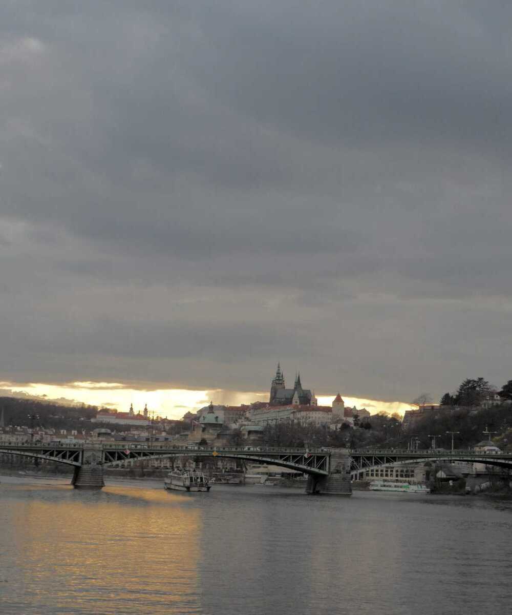 La luz de las nubes
Foto hecha desde un barco hacia el Río Moldova, en Praga. Aunque el cielo está cubierto de nubes, se puede ver la luz del sol que se reflejaba en el río mientras iba atardeciendo, por eso el título. 
