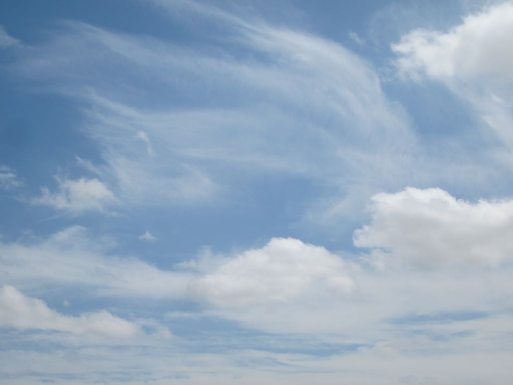 Soplo
Nubes con distintas texturas. Ilusión de que una de las nubes parece desecha.

