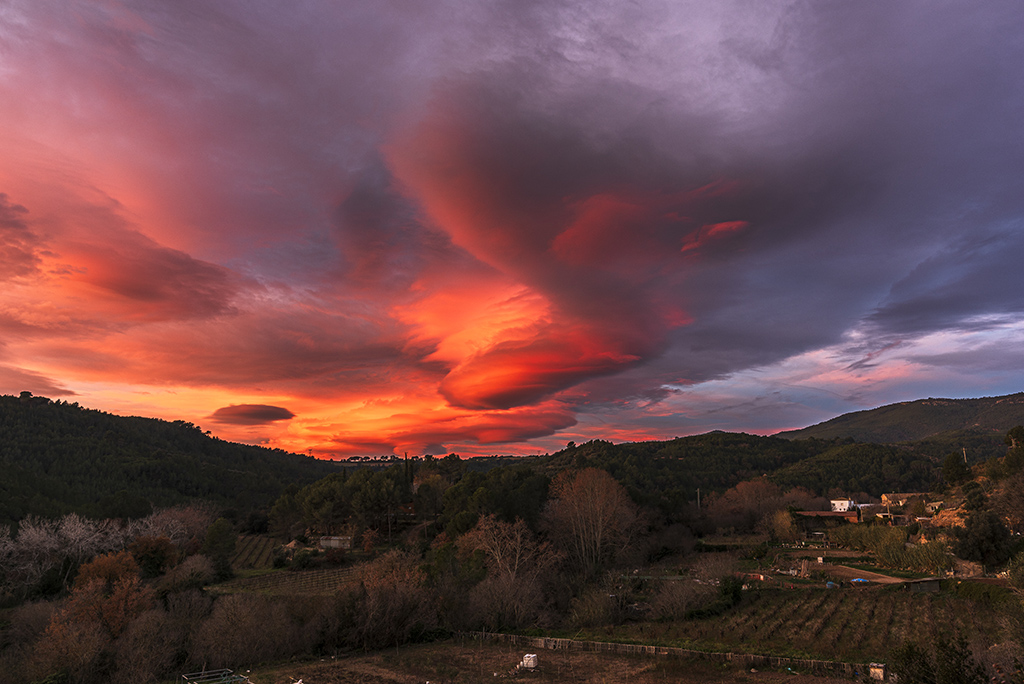 Espectacular amanecer con lenticulares mirando al oeste moldeados por la sierra prelitoral. 
