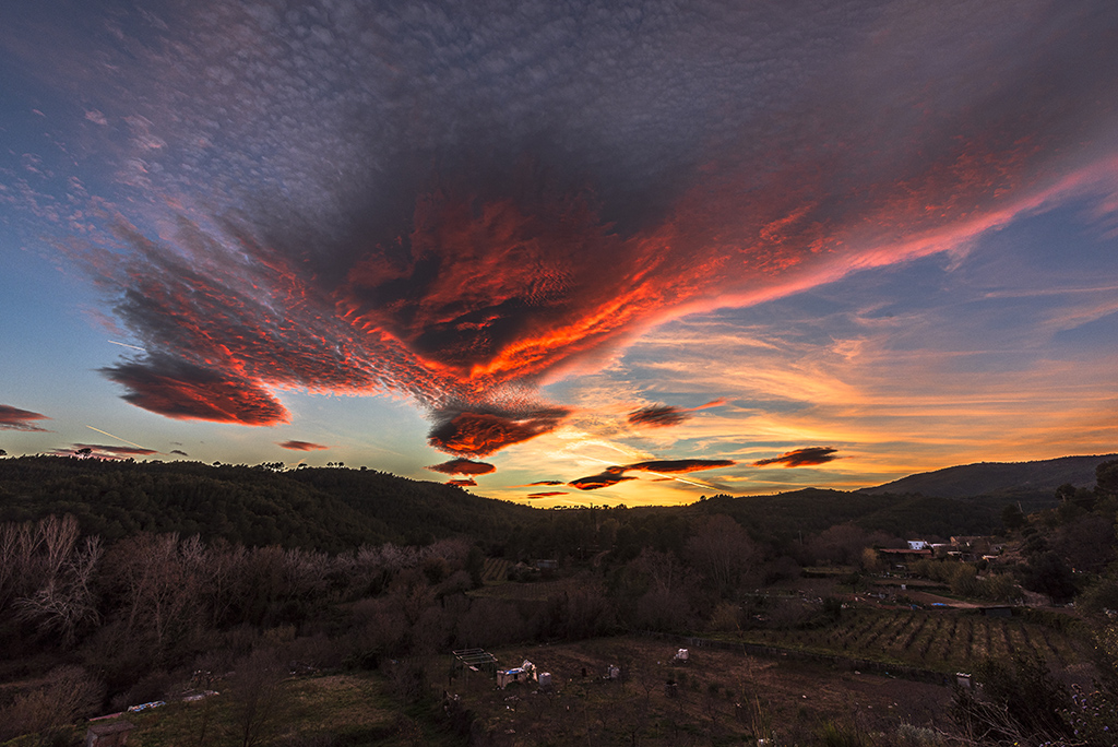 Este quizá sea uno de los atardeceres más espectaculares que he podido contemplar, altocúmulos lenticulares que se encendieron como nunca, de todas las fotos que he hecho hasta ahora esta es de las que voy a recordar seguro. 
