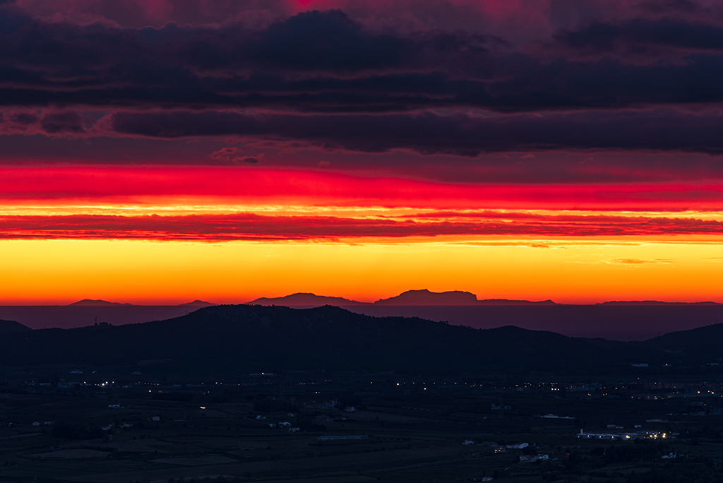 Avistamiento de Mallorca al amanecer con una extraordinaria nitidez desde Clivelleres en el prelitoral de Mediona (750 msnm), Mallorca se puede ver desde un punto alto con atmósfera limpia de noviembre hasta marzo, viento del noroeste y oeste ayudan mucho, no es muy común que se pueda ver y con esta nitidez es mi primera vez. 
