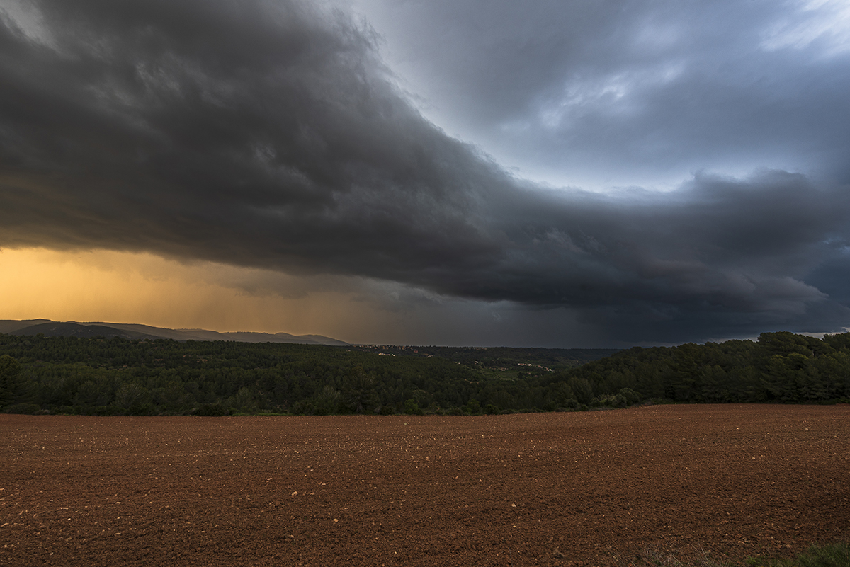 Imponente cumulonimbus arcus al atardecer, acercándose por el norte. Este, a diferencia del anterior, sí nos afectó de lleno dejando 12 mm. 
