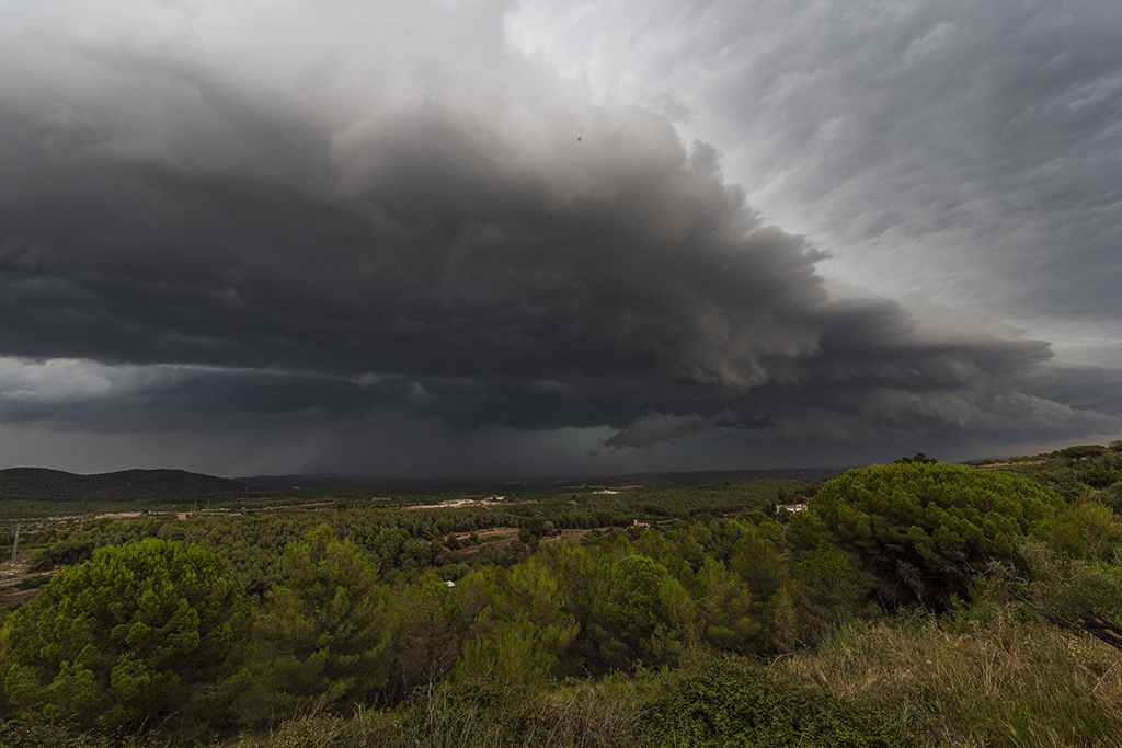 Espectacular arcus de una fuerte tormenta por la tarde mirando a Montserrat que no me afectó. 
