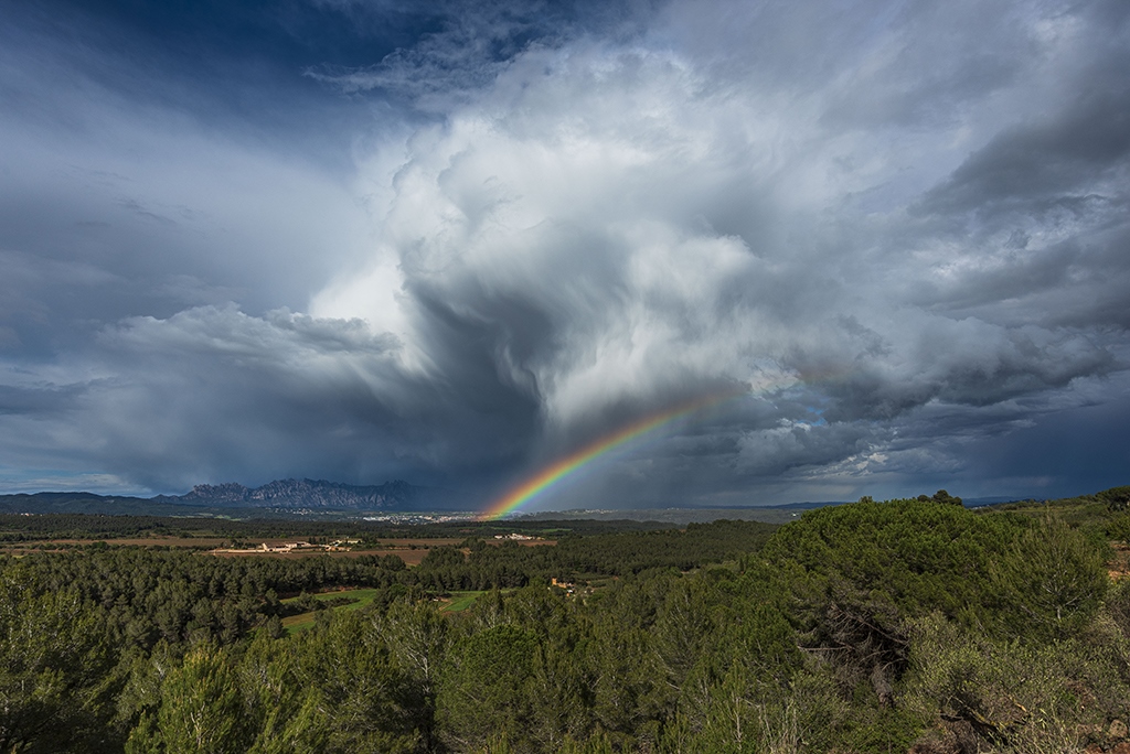 Arco iris (TERCER PUESTO FOTOPRIMAVERA'2022)
Espectacular arco iris con cortina de precipitación por la tarde con Montserrat al fondo contemplando el espectaculo. 
