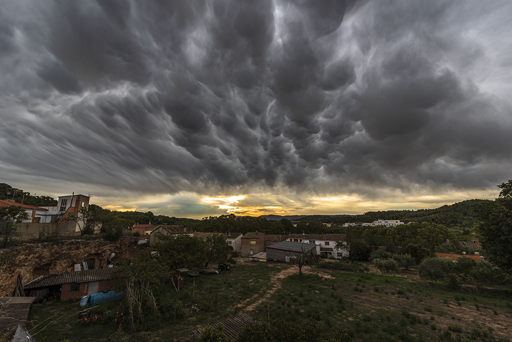 Espectaculares mammatus vistos por la mañana que no se corresponden con ninguna tormenta, aunque lo parezca. 
