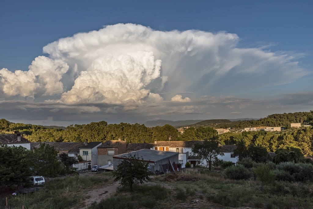 Imponente cumulonimbus sobre Barcelona visto por la tarde que dejó una fuerte tormenta sobre la ciudad. 
