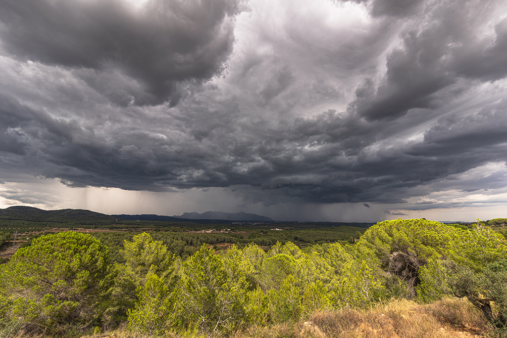 Espectacular y vistoso nubarrón sin tormenta mirando a Montserrat acercándose por la tarde ya debilitado dejando 2.6 mm. 
