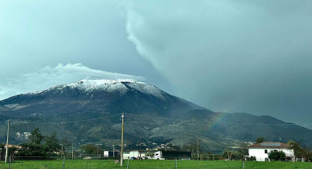 Una montaña con nieve y un arcoíris 
Fotografía tomada en Italia vía a Roma. 
