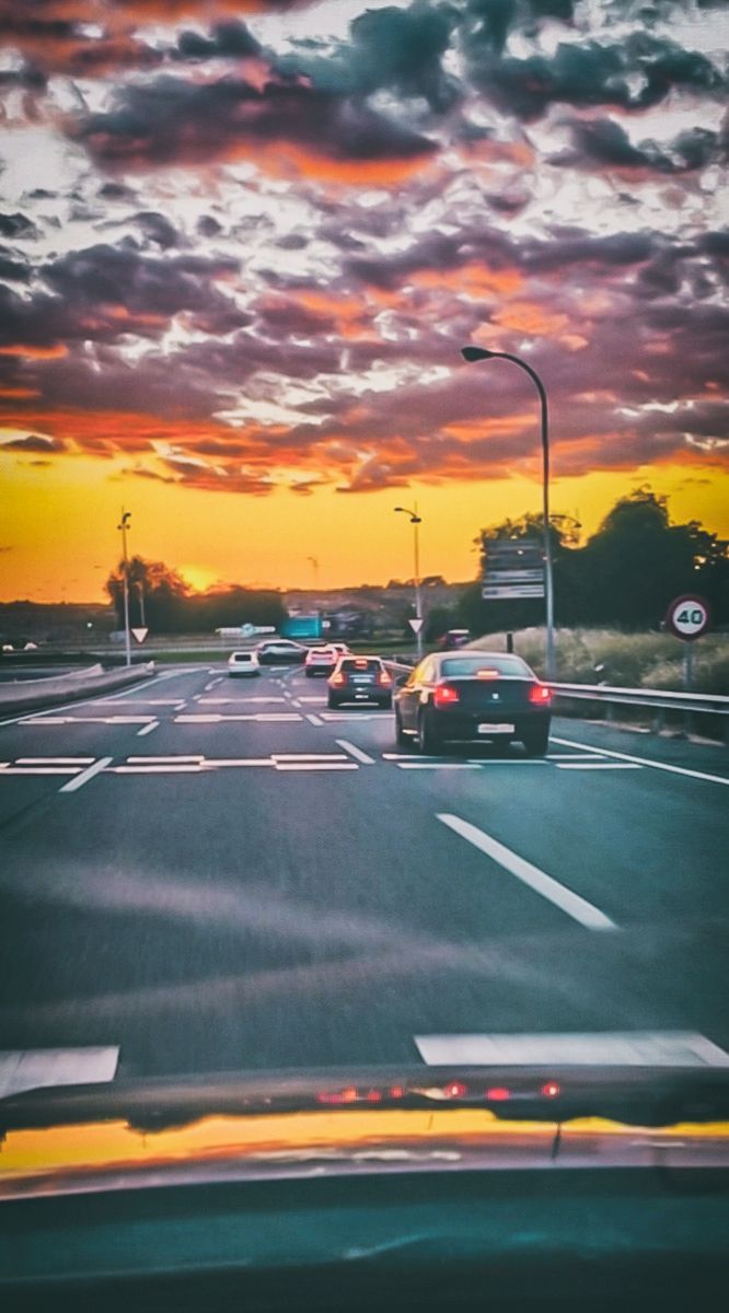 A veces, las vistas más bonitas son las que se captan por casualidad. El sol de poniente tiñendo la carretera de tonos, impresiona.
