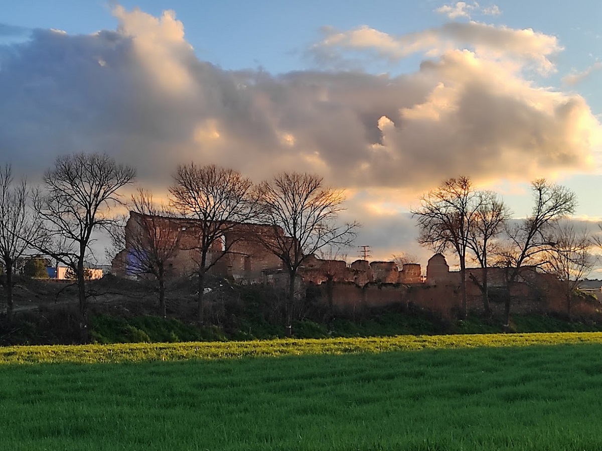 Una antigua estación de tren se alza, imponente y serena, con la pátina de décadas de historias grabadas en sus paredes. Sobre ella, el cielo despliega un espectáculo de ensueño: una nube preciosa, con formas suaves y un brillo etéreo, que se convierte en la protagonista silenciosa de la escena.
