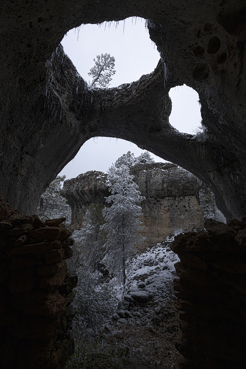 CUEVA SERRANIA DE CUENCA
Fotografía realizada desde una cueva natural para guardar animales (ovejas), hoy en desuso. desde el interior sorprenden las vistas de la serranía sobre todo en un día nevado.
