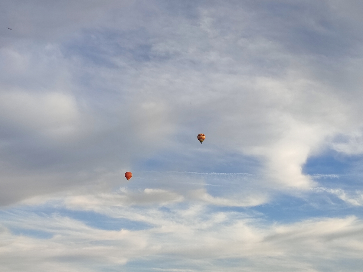 Globos 
Salida de globos entre nubes a última hora de la tarde.

