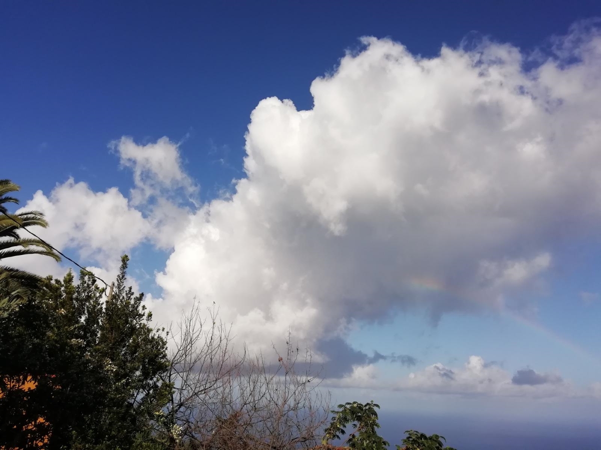 Cumulo ladeado con arcoiris
Cúmulo crece sobre el mar y se inclina y genera un pequeño arcoiris
