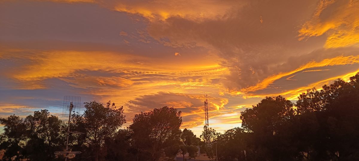 Monte Olimpo impreso en el cielo, captado desde una azotea.
