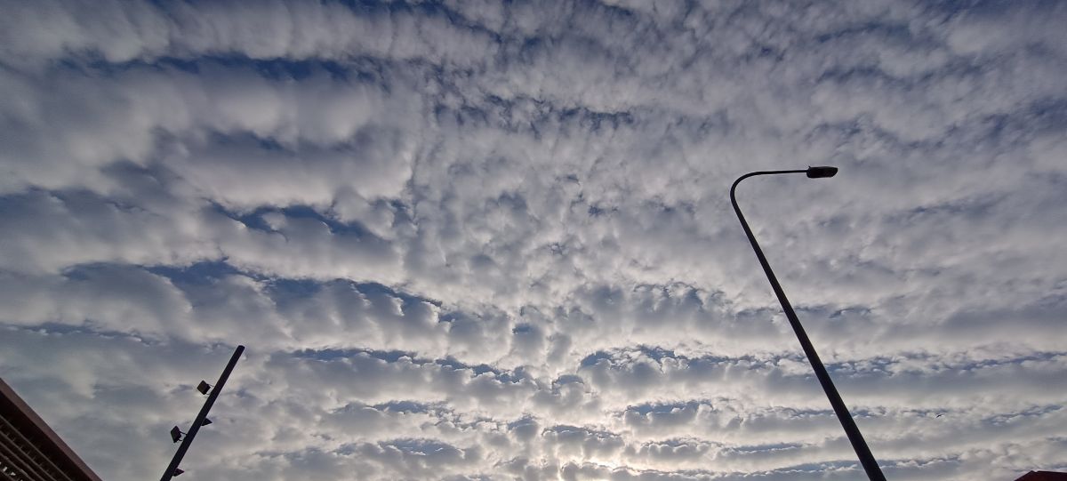 Caballos al galope, un gigante stratocumulus arrasando hacia la costa valenciana.
