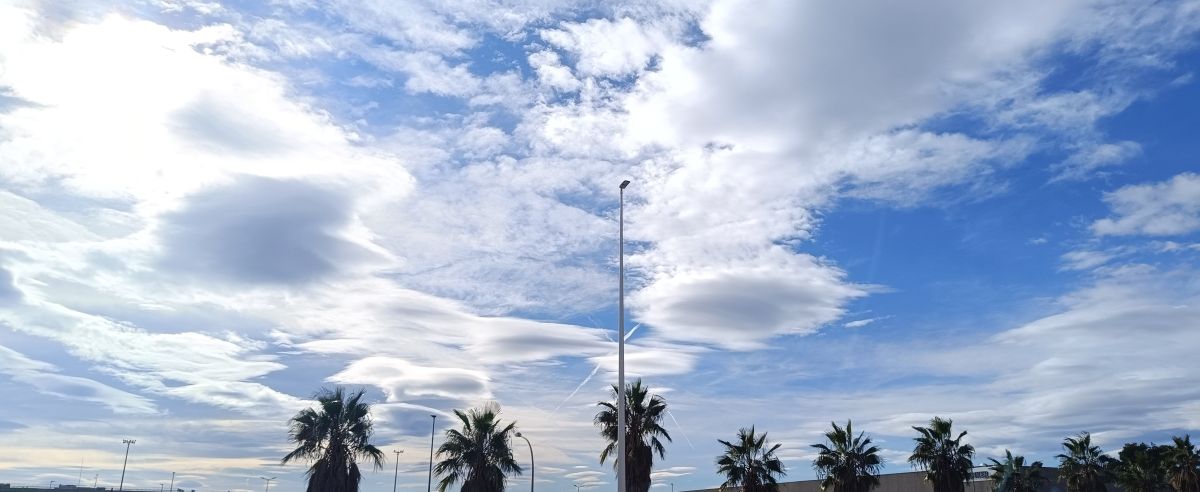 Reunión 'familiar' de nubes viajeras, variantes de cúmulos y estratos reunidos en una misma fotografía. Es simbólico a la realidad dado que la fotografía fue captada en un aeropuerto, dónde también reúne viajeros del mundo.
