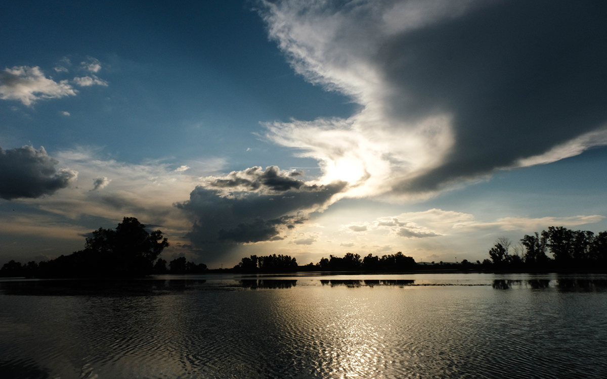 Atardece sobre el Guadiana
Imagen de una impresionante composición de nubes en forma de S reflejada en las aguas del Guadiana al atardecer. Fujnon 16-80mm, f20, 1/800s, ISO 800
