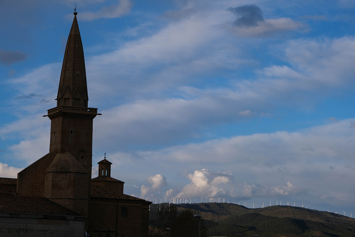Las nubes de San Pedro
cirros y cúmulos sobre un paisaje de molinos de viento y tras la torre de San Pedro de Olite
