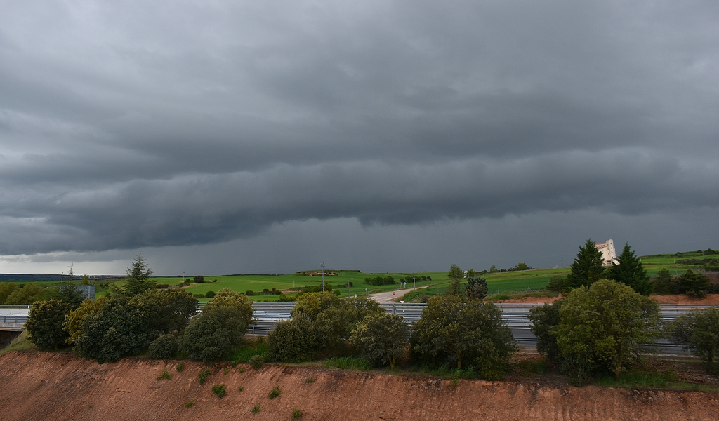 Cumulonimbus arcus llegando desde SW con dirección NE recorriendo buena parte de la Comarca del Arlanza (Burgos).
