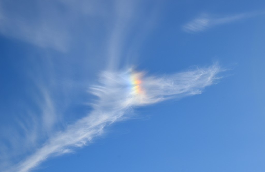 Colores iridiscentes
Efecto óptico debido a los rayos del sol sobre los cristales de hielo de la nube alta.

