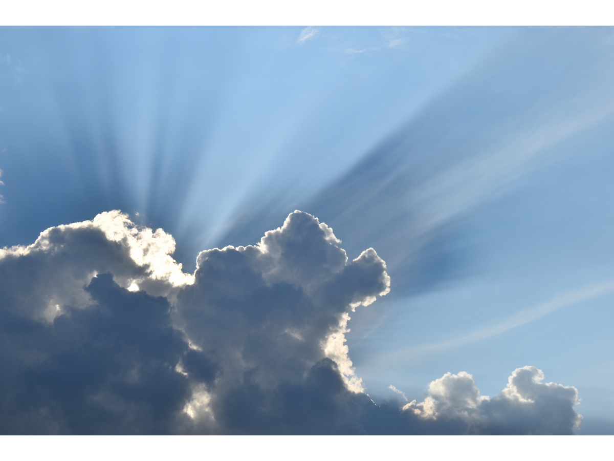 Los rayos crepusculares del sol al atardecer detrás de las nubes de evolución que atisbaban tormenta en una tarde de septiembre.
