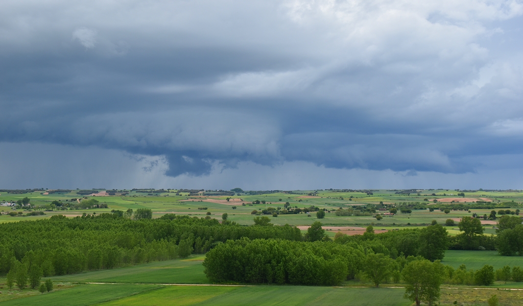 Formación de nubes wall cloud en forma de jirones desgarrados por debajo del cumulonimbus indicando la severidad de la tormenta.
