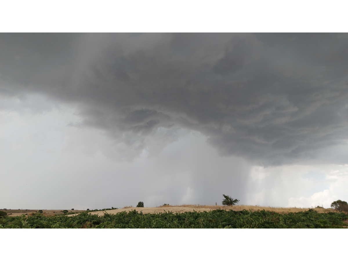 Desplome de precipitación acompañado de granizo en el pico máximo de descarga de la tormenta. 
