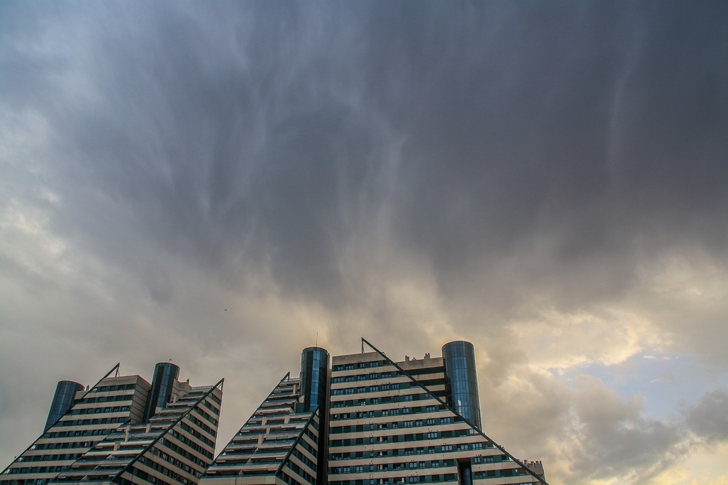 Precipitaciones discretas con virgas muy vistosas en el cielo de Valencia
