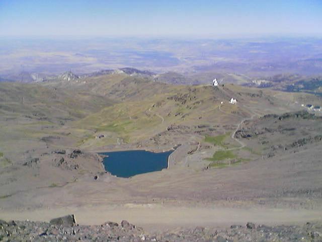 Laguna situada a más de 2800 metros en Sierra Nevada, un día de verano
