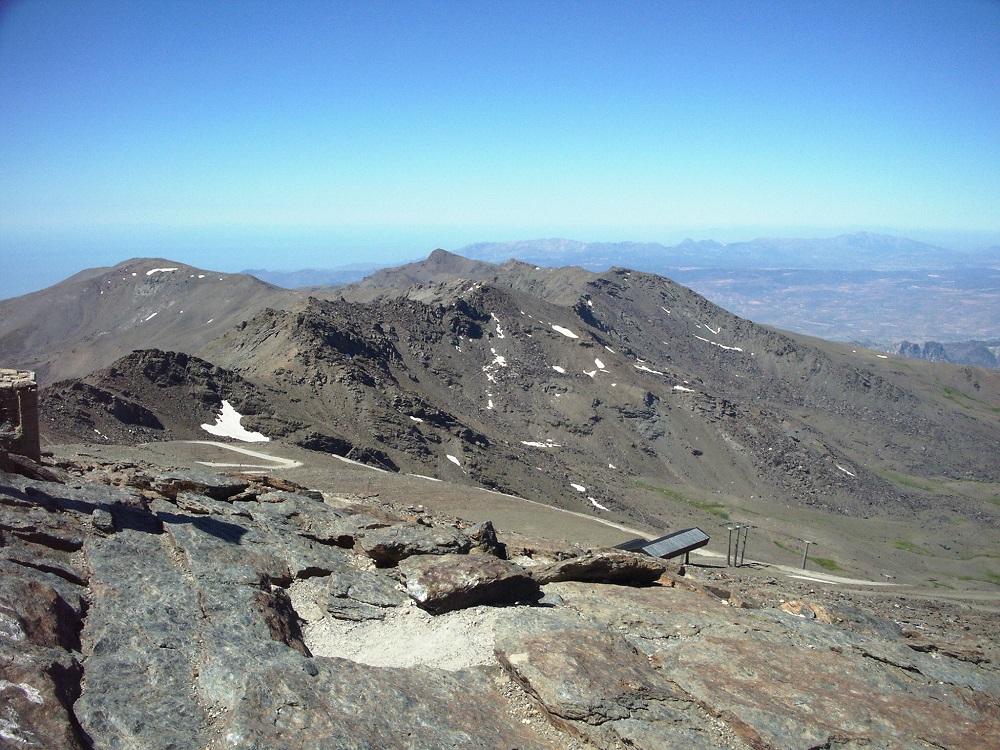 Vistas desde la cima del Veleta, con apenas algunos bloques de nieve en pleno mes de agosto
