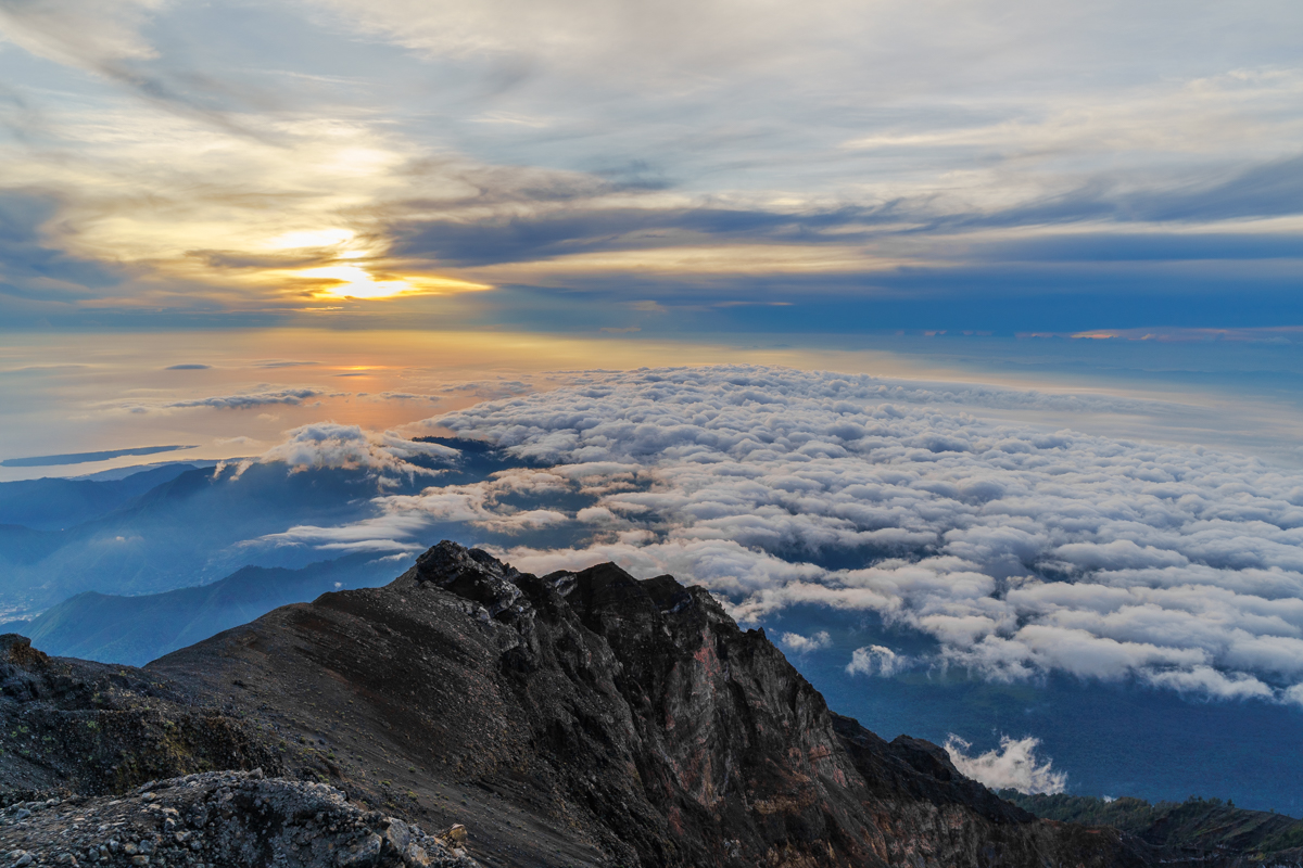 Estratos altos y bajos
Desde la cumbre de una montaña, se pueden apreciar los diferentes estratos altos y bajos de las nubes durante un amanecer
