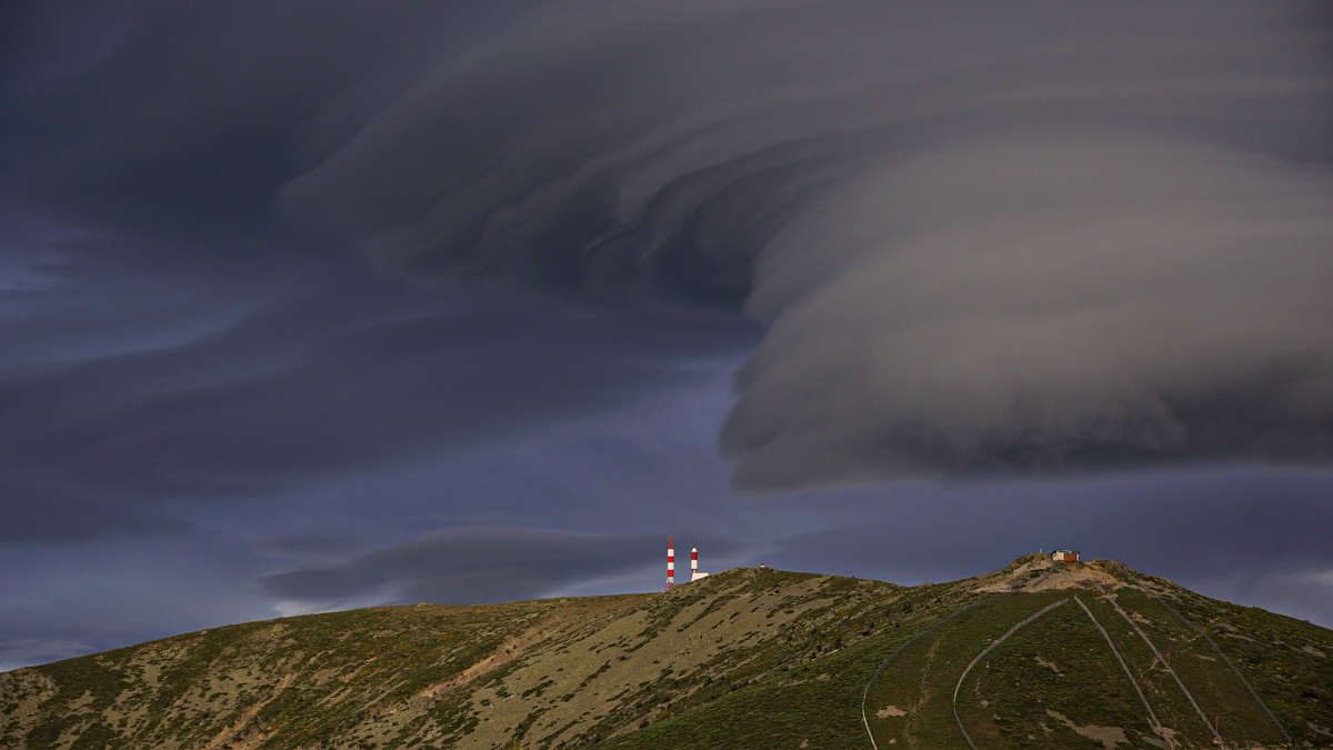 Impresionante tarde de  nubes lenticulares. Desde  últimas horas  de  la  mañana  se formaron las nubes,  cambiando texturas y luces hasta última hora de la  tarde
