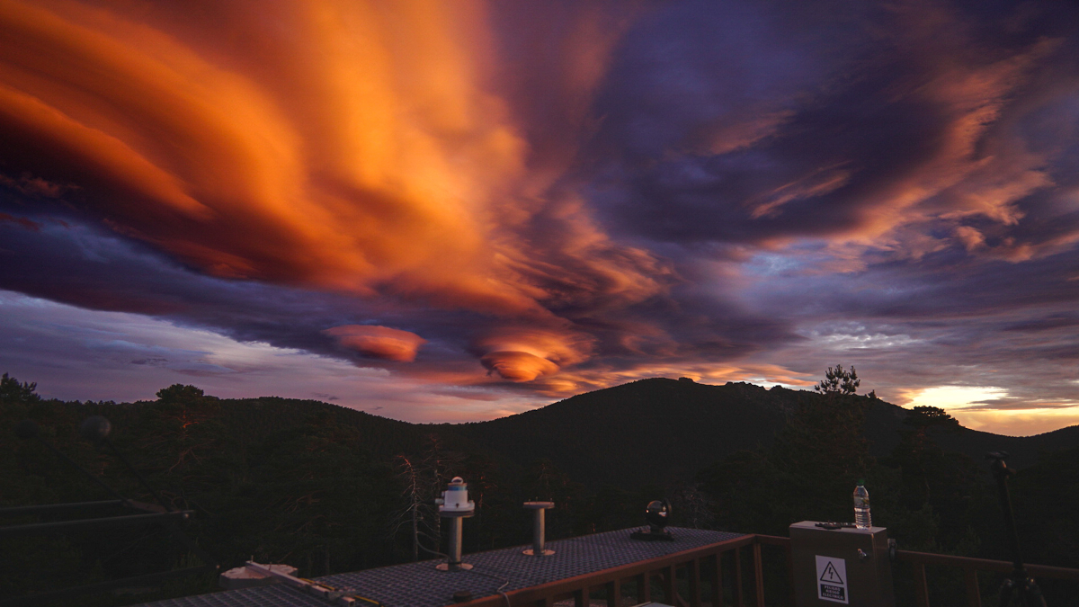 Últimas horas del  día con  el bonito candilazo sobre las  lenticulares. Desde  el observatorio de  Navacerrada  hacia  la Cuerda  Larga
