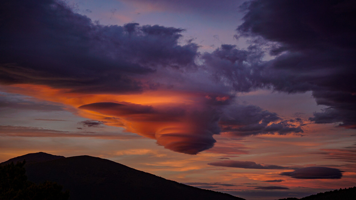 Nubes lenticulares con  candilazo.  Al fondo Peña Citores y Peñalara
