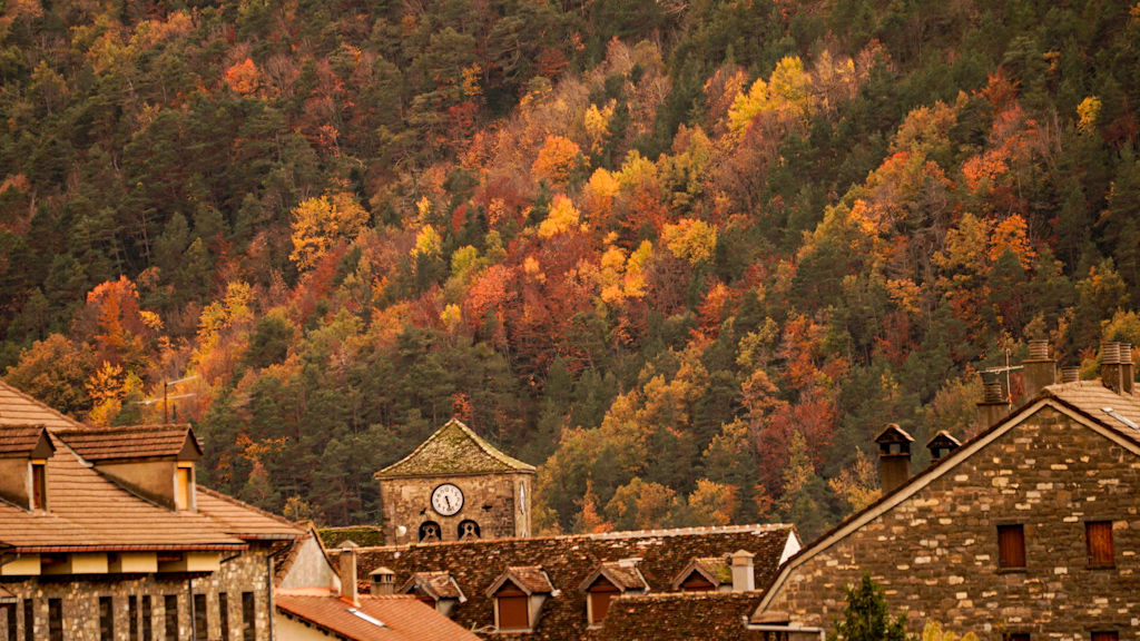 Espectaculares. Colores o otoñales en los alrededores del pueblo de Ansó.
