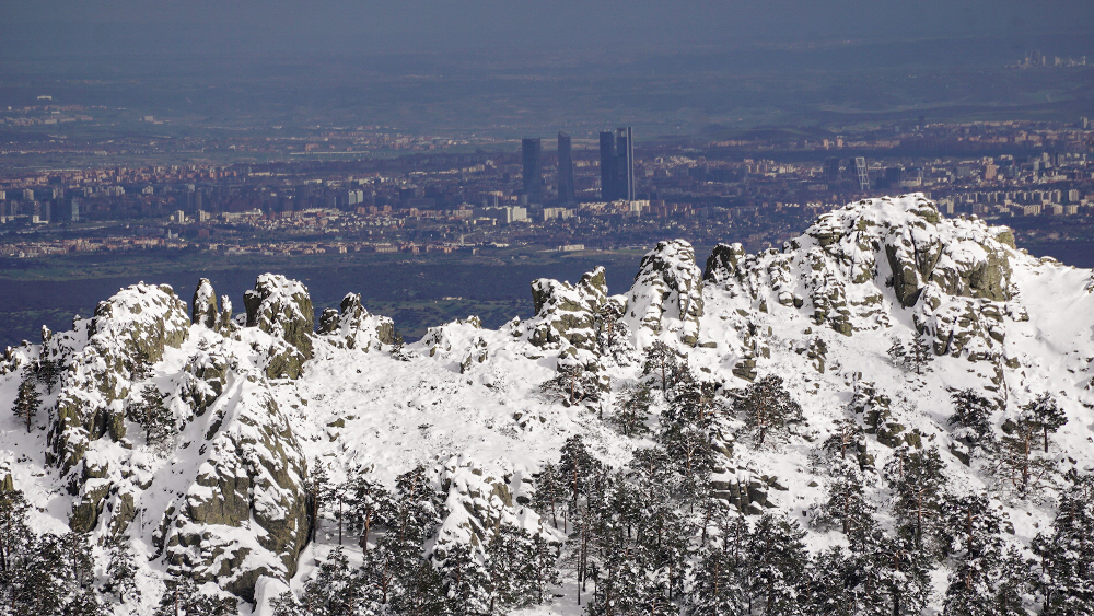 Después de las nevadas tardias de abril de 2024 se veía así de claro Madrid desde la sierra de Guadarrama
