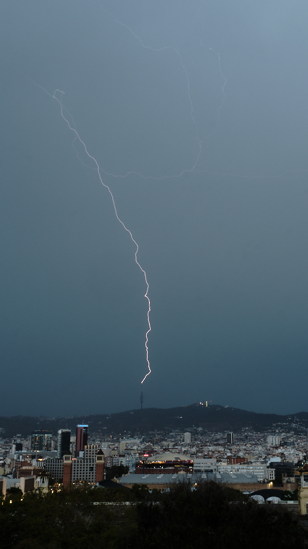 Durante una tormenta de verano, un rayo impacta en la torre del Tibidabo. Un acierto luego de varias horas fotografiando el fenómeno de esa tarde.
