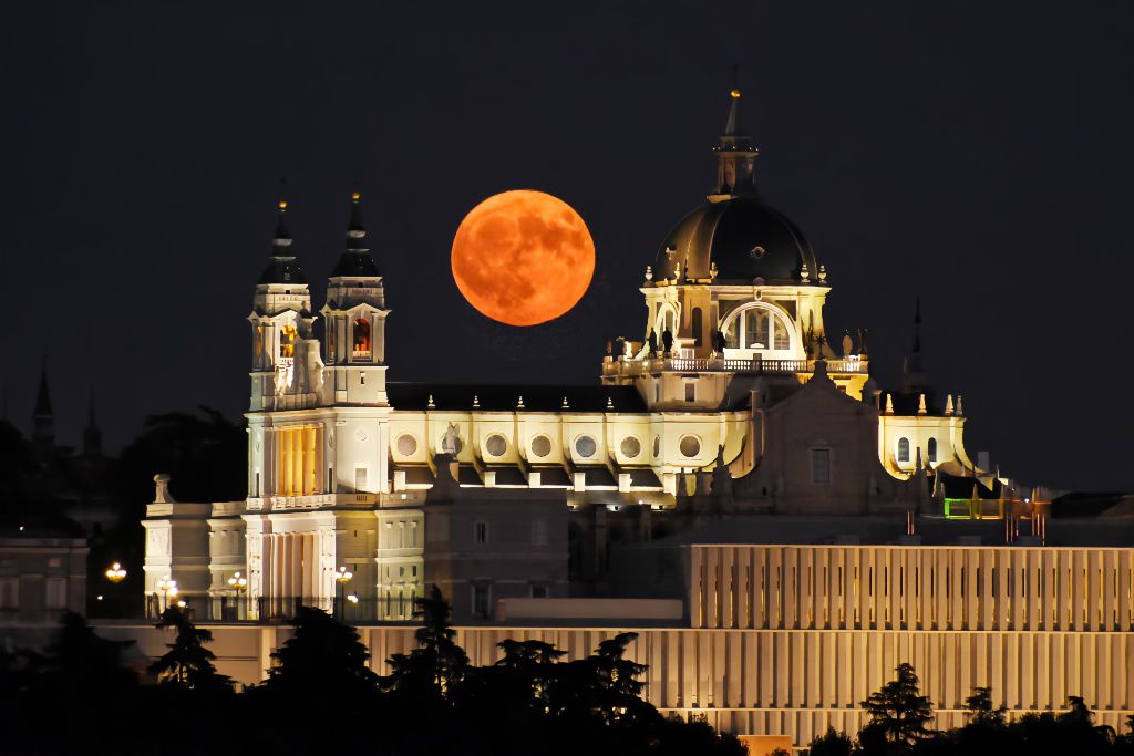 Espectacular superluna de Esturión en agosto sobre la majestuosa catedral de la Almudena en Madrid.
