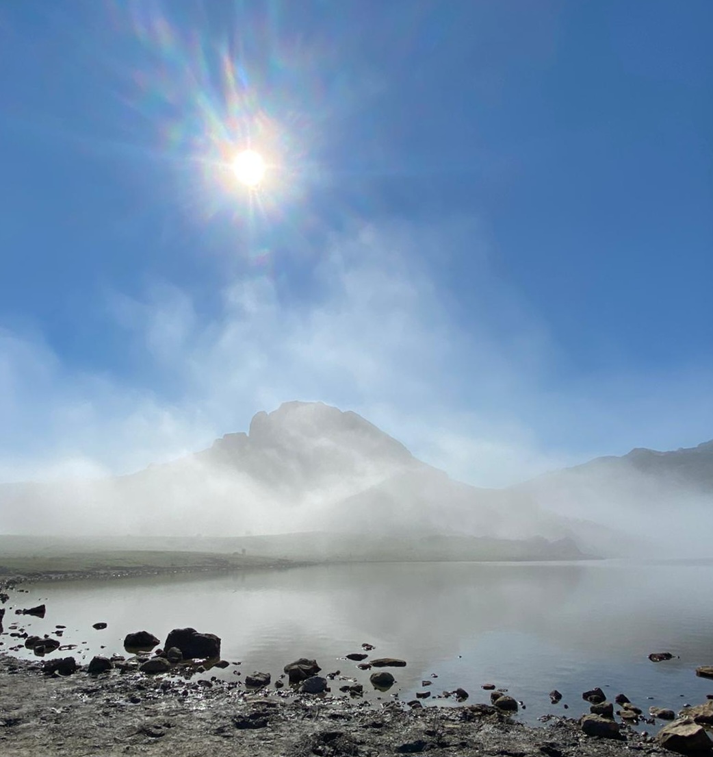 Sol frente a Lagos de Covadonga. 
