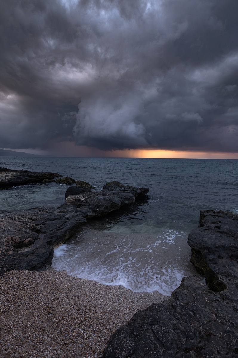 Tormenta saliendo por la costa de la Región de Murcia al amanecer, desde el municipio de Águilas.
